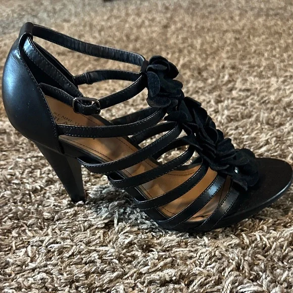 Pelle Moda Black Strappy Floral Heels - Picture 3 of 4